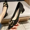 Zapatos de tacón grueso con punta y hebilla metálica de doble anillo, estilo lujo ligero, textura de gamuza de corte bajo, adecuados para citas, banquetes y el uso diario.