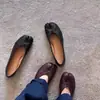 2025 Novos Sapatos Flats Versáteis Retro Plissados com Biqueira Dividida Pata de Porco Sola Reta Ferradura Sapatos Flats Sola Reta Ballet Mary Jane para Mulheres