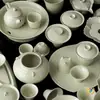 Conjunto para Sala de Chá com Esmalte Verde Estilo Song, Coleção Série Verde Cana, Incluindo Gaiwan, Bule, Xícaras de Chá, Suporte para Bule, Adequado para Cerimônia do Chá e Cerimônia do Incenso