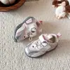 Zapatos deportivos para niñas, nueva colección otoño 2026, zapatos infantiles casuales de malla transpirable, zapatillas de malla de moda estilo entrenamiento alemán, zapatos de skate para niñas