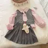 Conjunto para Meninas Início do Outono 2026 Novo Estilo Infantil Elegante Camisa Listrada Colete de Tricô Moda Bebê Menina Saia Plissada