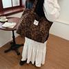 2024 Nuevo Patrón de Moda Leopardo Bolso de Mujer Hombro Único Bolso de Mano Coreano de Invierno Bolso Tote Estilo Francés para Viajar