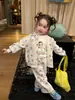 Winnie Fruit 2026 Otoño Nueva Ropa Infantil Niñas Linda Moda Conjunto de Jardín de Infancia Conjunto de Dibujos Animados Little Jade