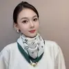 Lenço com Toque de Luxo Leve e de Alta Qualidade, Lenço Triangular, Lenço de Pescoço 2025, Lenço Quadrado Pequeno, Novo Lenço de Pescoço Magnético Feminino de Poliéster para Outono e Inverno