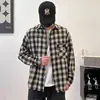 Camisa xadrez retrô americana de manga comprida para homens, design de outono, estilo nicho com bolsos, visual desgastado, corte solto, camisa estilosa e legal
