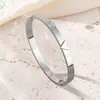 Joyería más vendida: Pulsera de cierre liso en forma de V para mujer, pulsera de color dorado moderna y simple, pulsera de acero de titanio estilo lujo ligero de nicho