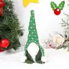 Decoraciones de Navidad gorro de punto de lunares muñeca sin rostro en posición sentada decoraciones para ventana de hotel de leñador regalo