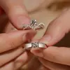 Anillo de imitación de diamante Mosan con forma de corona de cuatro garras de 1 quilate y cruz en forma de V para mujer, con diseño de Little Red Riding Book, Explosiones de joyería en vivo