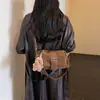 Bolso de Axila para Motocicleta de Gamuza Vintage para Mujer 2026 Nuevo Modelo Hebilla de Cinturón Bolso Tote Bolsos de Hombro Único y Cruzado de Lujo Ligero de Nicho