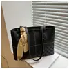 Lenço de Seda Decorativo Tendência 2025 Novo Estilo Simples Diário Trabalho Deslocamento Casual Grande Capacidade Bolsa Tote Fashion para Mulheres