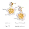 Brincos de Flor da Moda Simples Estilo Ins Europeu e Americano para Mulheres, Brincos de Pérola Incrustada em Ouro 18K de Alta Qualidade