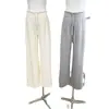 ¡Presentamos los Pantalones Perezosos Nuo Nuo! Ofrecen la cantidad adecuada de relajación, son cómodos y fluidos, pantalones casuales versátiles en beige y gris claro