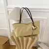 Bolso tote transfronterizo 2026 nuevo, de gran capacidad, nicho, retro para mujer, un bolso de hombro simple y elegante para el trabajo