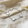 Elegante Pulseira da Sorte Trevo de Quatro Folhas Cinco Flores em Madrepérola Branca, Luxo Leve, Nicho, High-End, Versátil, Doce, Adequada para Presentes Corporativos