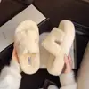 Chinelos Peludos Planos de Nicho para Mulheres 2025 Novos Outono e Inverno Versáteis Celebridade da Internet Bico Quadrado em Formato de H Casuais Preguiçosos Chinelos de Pelo