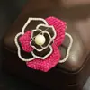 Broche de Camelia Cuadrado de Lujo Ligero de Gama Alta en Tres Colores Rojo Azul Verde con Pedrería de Cristal, Pin de Rosa Calado con Piedra Incrustada, Ramillete para Mujer
