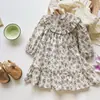 Outono 2026 Estilo Coreano Roupas Infantis Vestido Longo Floral Retrô com Gola Redonda Franzida Vestido Infantil Casual