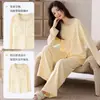 Cárdigan de manga larga para primavera y otoño con copas incorporadas en el pecho, pijama de algodón puro cómodo y agradable para la piel, un conjunto de ropa de estar de dos piezas dulce y encantador que también se puede usar como ropa exterior.