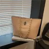 Bolsa feminina moderna e estilosa, estilo retrô, casual, de cor sólida, com grande capacidade e design personalizado para o verão de 2025.