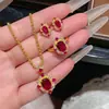 Lujo Ligero Retro Deslumbrante Completo Diamante Esmeralda Rubí Arena Oro Collar Anillo Aretes Amarillos Elegante Conjunto de Tres Piezas Venta al por Mayor