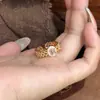 Anillo Tejido de Encaje de Lujo Ligero Vintage Popular de Xiaohongshu para Mujer, Anillo Elegante Hueco, Accesorio de Mano Personalizado