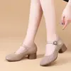 Zapatos de tacón grueso de cuero suave hueco estilo francés para mamás 2026 nuevo de verano estilo suave zapatos perforados suela suave zapatos Mary Jane para mujer