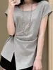 Camiseta Cinza de Manga Curta com Cintura Ajustada, Fenda Irregular e Design Plissado para o Início do Verão, Caimento Moderno e Casual