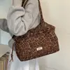 Bolso tote de nicho retro con estampado de leopardo, bolso grande de mujer, nuevo modelo de otoño 2026, bolso de hombro de alta gama para el trabajo