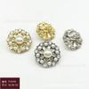Botón decorativo de aleación con forma de flor blanca brillante dorada con perla hueca y diamante para abrigo, suéter, falda
