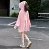 Traje de protección solar para niñas de verano 2026 nuevo modelo, chaqueta fresca con capucha extragrande de protección solar combinada con top sin mangas y shorts conjunto de tres piezas