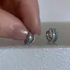 Fivela de Orelha Exquisita de Zircônia Azul e Branca Design de Nicho Diamante Cintilante de Alta Qualidade Brinco de Orelha Versátil