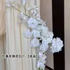 Suprimentos para Decoração de Quarto Nupcial de Casamento Estilo Romântico Simples Cortinas de Tecido Branco Decorações com Flores Artificiais para Fundo de Casamento ao Ar Livre Roupão de Manhã