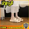Pantuflas peludas de una tira con hebilla metálica de moda 2026, cálidas y forradas de felpa para usar al aire libre, pantuflas de felpa antideslizantes para interiores para mujer