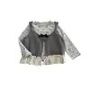 Conjunto Otoñal Floral para Bebé Niña 2026 Nuevo Estilo Coreano Chaleco de Punto Pantalones Casuales de Color Sólido Conjunto de Tres Piezas Moderno
