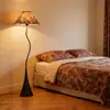 Lámpara de pie de ambiente vintage estilo francés, de pie junto al sofá de la sala, estante decorativo integrado, lámpara de dormitorio