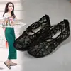 Nuevos zapatos de pescador de malla de fondo plano de verano de la grulla de almohada blanca, sandalias huecas transpirables de punta cerrada para mujer, encaje de nicho de strass casual