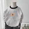 Nueva camiseta base de manga larga para niños 2026 estilo nuevo para niñas, camiseta con bloques de color para bebé, cuello redondo, top versátil de dibujos animados para primavera y otoño
