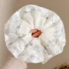 Goma para el pelo de encaje francés, un accesorio para el cabello de alta gama para mujer, perfecto para crear un moño o una cola de caballo elegante. Es un coletero delicado y elegante, disponible en tamaño grande