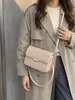 Bolso pequeño elegante de alta gama para mujer 2026 nuevo popular de primavera y verano bandolera de un solo hombro bajo el brazo bolso cuadrado pequeño