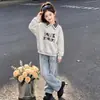 Conjunto de sudadera a cuadros de moda con bloques de color y cuello polo y pantalones vaqueros con estrellas lindas para niños mayores estilo universitario