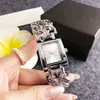 Reloj cuadrado pequeño vintage de venta cruzada más vendido con patrón radiante, correa de acero chapado en oro, reloj de cuarzo para mujer, disponible en stock, se puede imprimir con logo
