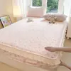 2026 Nova Classe A 200g Espessado Leite Fleece Renda Lençol de Elástico Estilo Coreano Estampado Acolchoado Roupa de Cama Protetor de Colchão