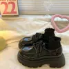 Sapatos femininos de couro com sola grossa estilo britânico, novos sapatos casuais versáteis de outono 2026, sapatos JK de plataforma para mulheres