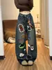 Chao Li tiene stock Pantalones de pierna ancha de mezclilla lavada con bordado de dibujos animados para mujer, diseño de colgante de verano, pantalones holgados de pierna ancha