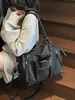 Bolsa Tote de Gran Capacidad Transfronteriza, Nueva Bolsa Versátil con Tachuelas para Motocicleta, Bolso Versátil para Mujer para Hombro y Cruzado para Viajes Diarios