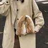 Bolsa de pelúcia super moderna para mulheres, nova bolsa transversal com corrente peluda versátil para outono e inverno, pequena bolsa tote
