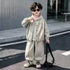 Conjunto de Moletom com Capuz e Calça de Moletom Listrado Infantil Três Peças Roupa de Outono Para Meninos Lindo Moderno Casual Estilo Coreano Conjunto de Roupas da Moda