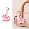 Llavero de Caballo Mecedora Dulce Retro de Cuero Colgante Exquisito Lindo Decoración para Bolso Regalo para Estudiante Regalo de Fiesta
