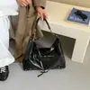 Bolso de hombro tipo tote de moda europea y americana para mujer, nuevo modelo otoño 2026, bolso biker de gran capacidad con remaches, bolso cruzado para el día a día