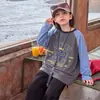 26 Camiseta de Algodão Puro de Manga Longa Infantil para Meninos, Estilo Outono, Estampa de Letras Color-Block, Top Casual Soltinho, Estilo Moderno para Crianças Maiores